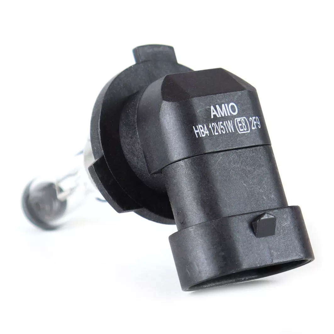 AMiO HB4 (9006) CLEAR - zbliżenie na żarówkę