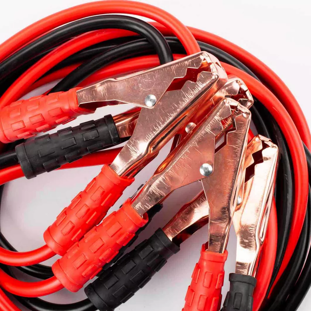 Przewody rozruchowe – zbliżenie klem i izolacji 