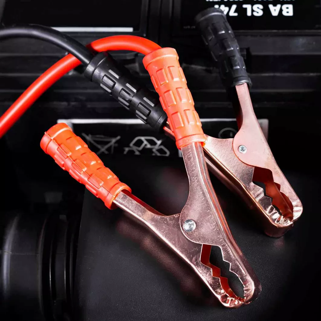 Przewody rozruchowe - zbliżenie na zaciski