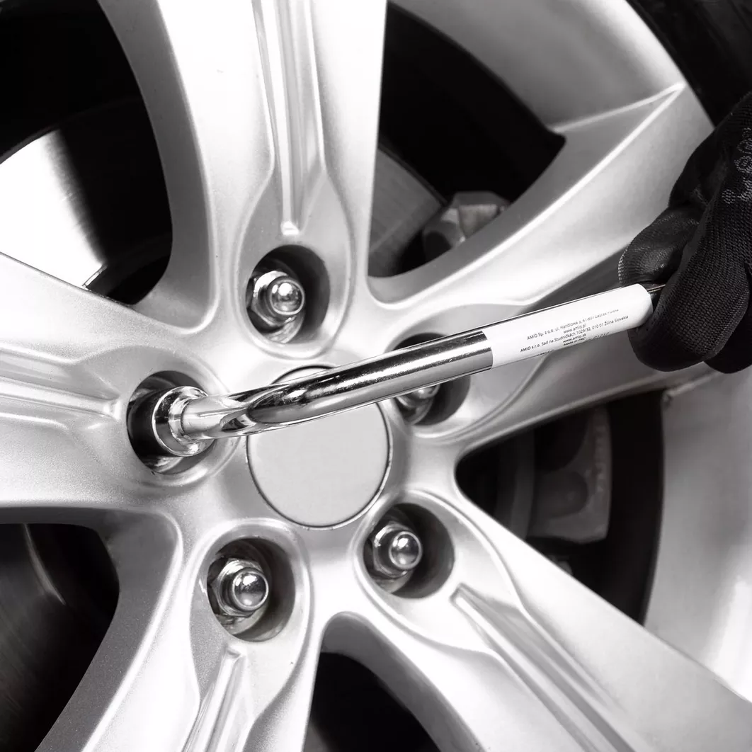 Uniwersalny klucz do kół 19 mm / L19 - zastosowanie w pojeździe