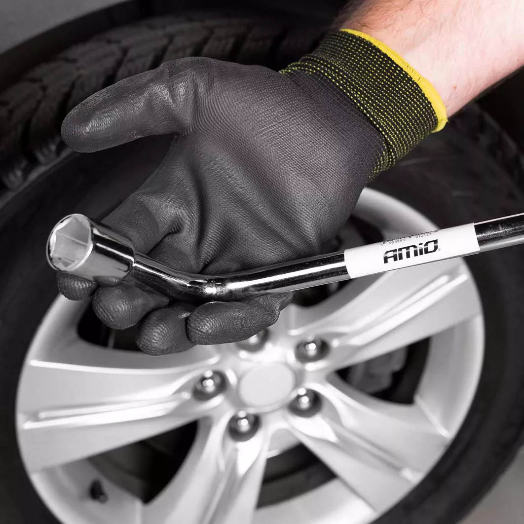 Uniwersalny klucz do kół 17 mm - rączka i zakończenie