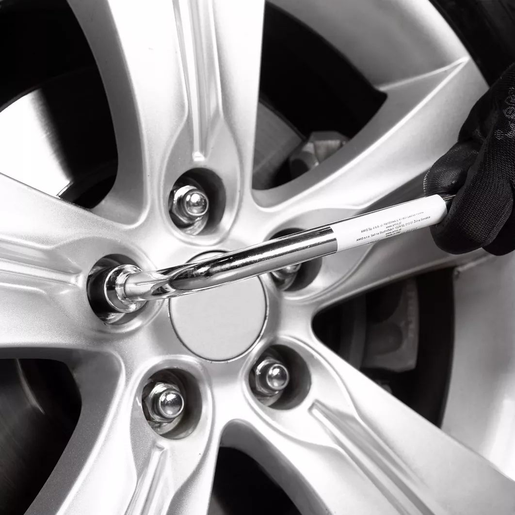 Uniwersalny klucz do kół 17 mm - zastosowanie w pojeździe