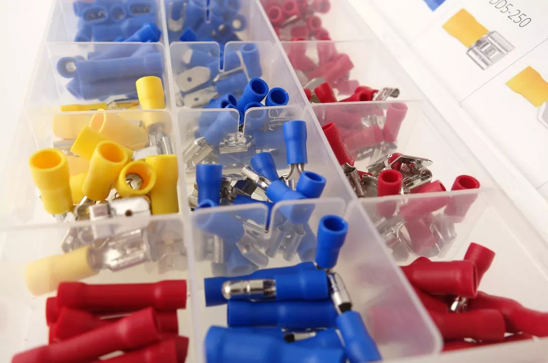 Zawartość zestawu konektorów - różne rozmiary i kolory