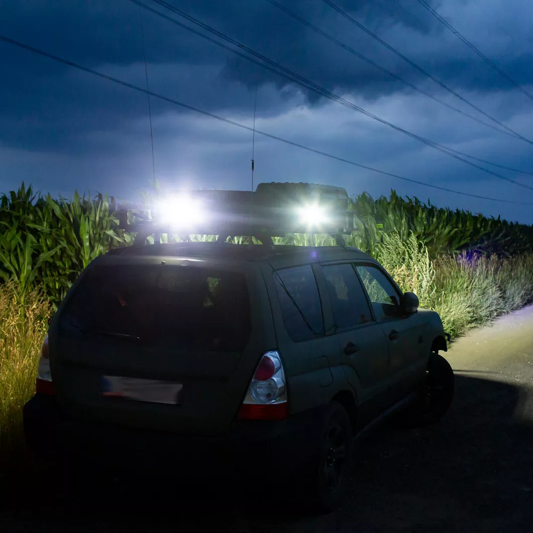 Widok lampy roboczej z tyłu - zastosowanie w terenie