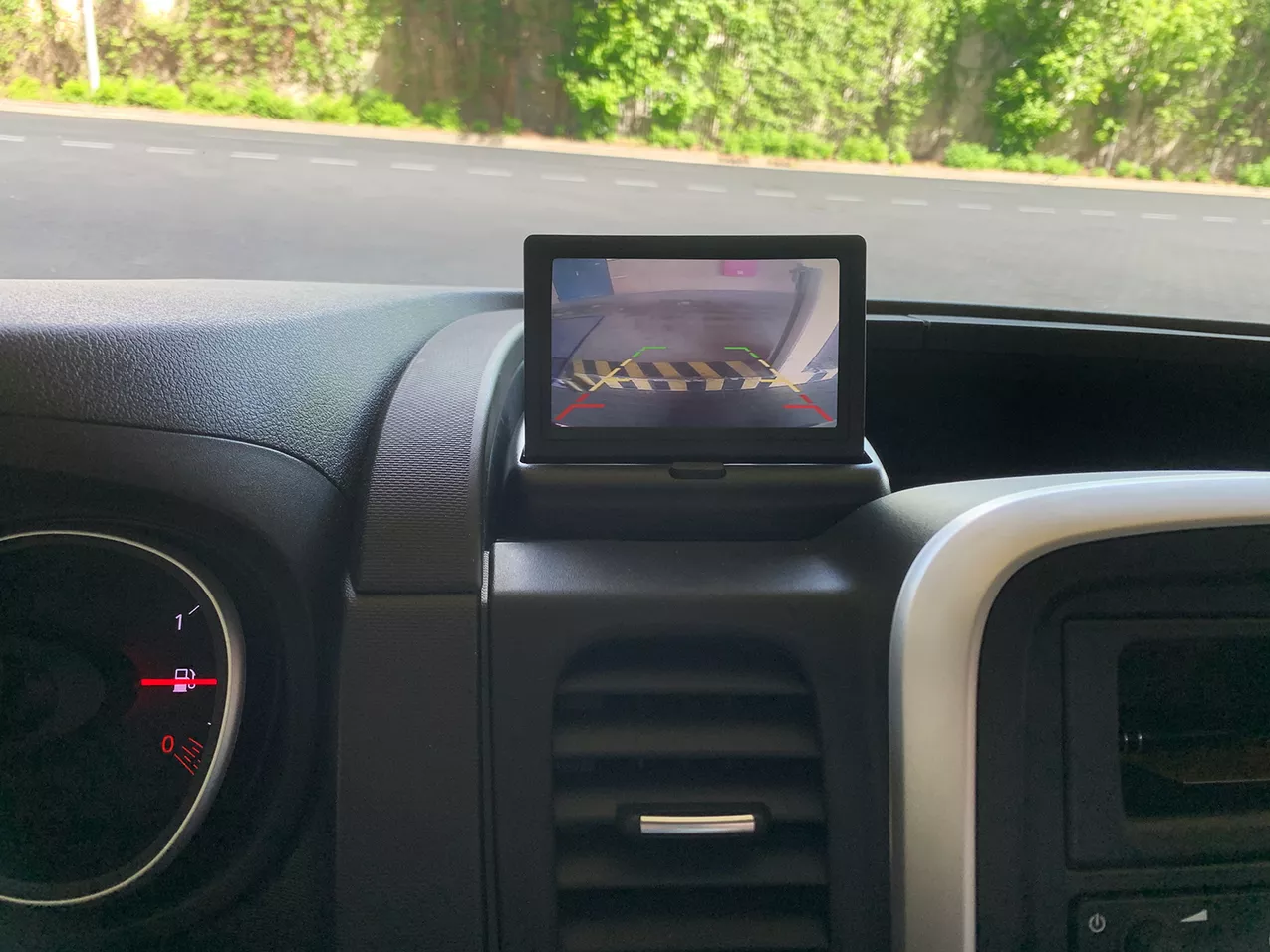 AMiO 4,3 cala monitor – zastosowanie w samochodzie