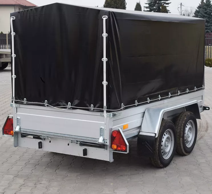 Lampka z akcesoriami montażowymi – widok na pojeździe