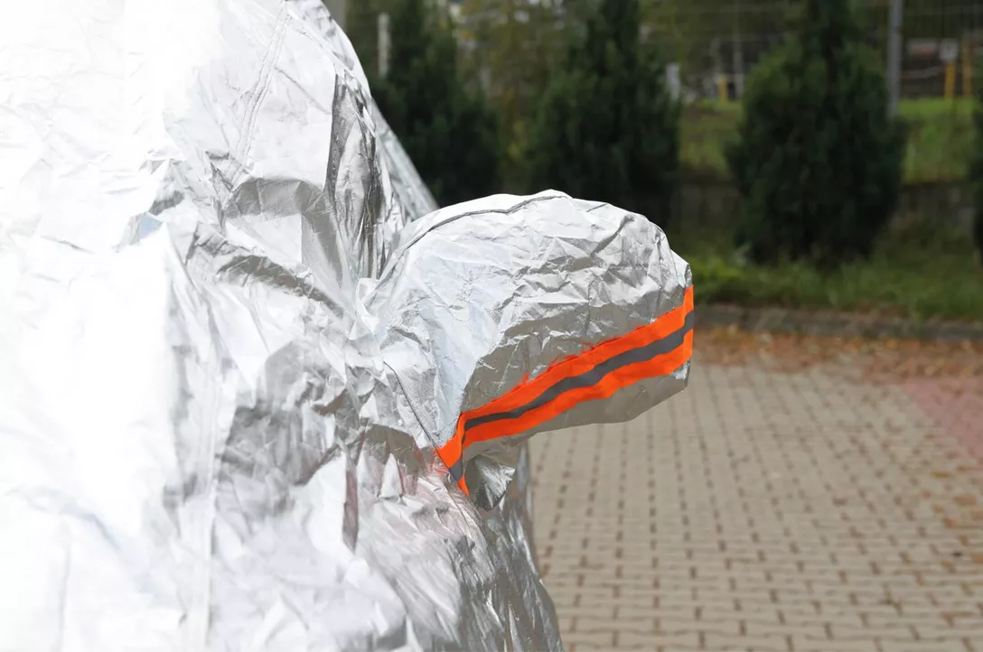 Wodoodporna plandeka na samochód - widok na lusterku