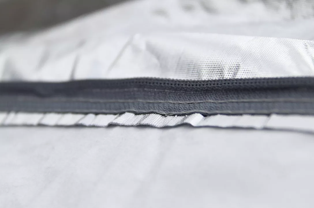 Wodoodporna plandeka na samochód - zbliżenie na zamek błyskawiczny