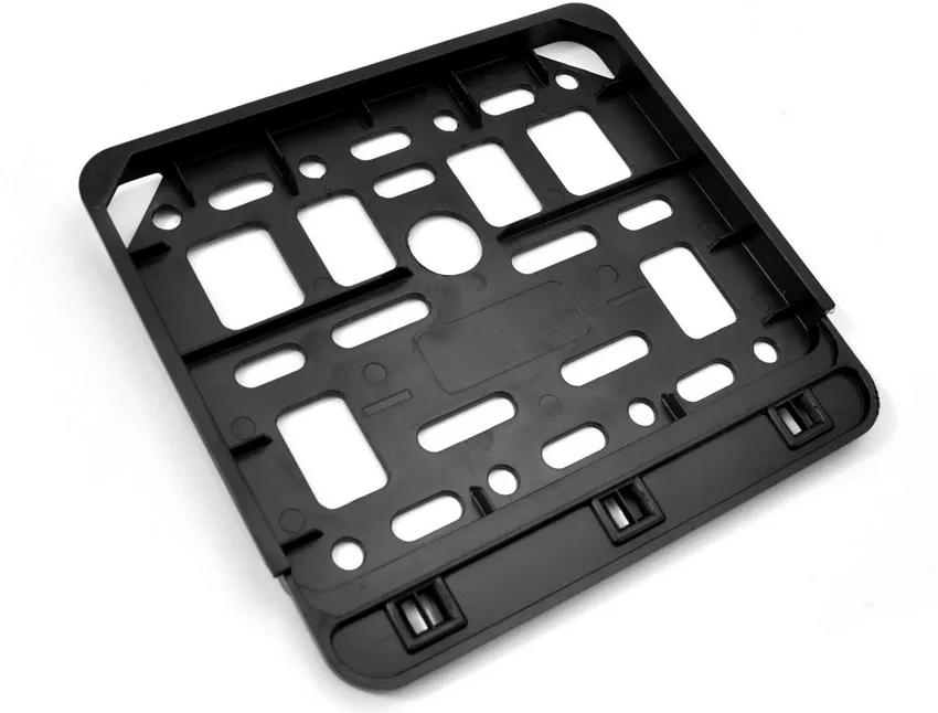 Czarna ramka tablicy rejestracyjnej 140x114 mm - widok z bliska