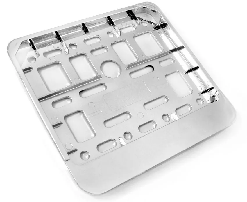 Chromowana ramka do tablic 140 x 114 mm - widok z bliska