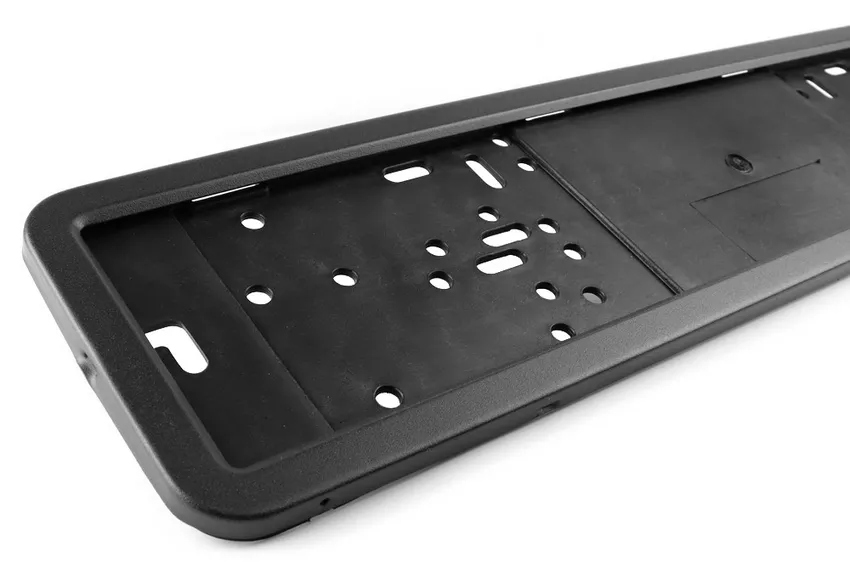 Metalowa ramka tablicy rejestracyjnej - zbliżenie na detale