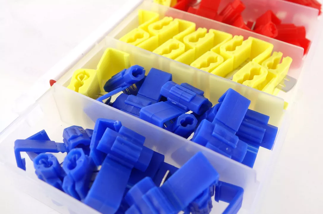 Zawartość zestawu szybkozłączek: czerwone 10A, niebieskie 15A, żółte 24A