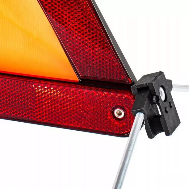 Zbliżenie na elementy odblaskowe trójkąta ostrzegawczego - podpórka