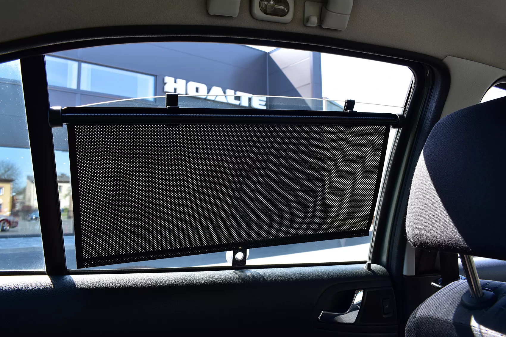 Rolety przeciwsłoneczne — zastosowanie na oknie