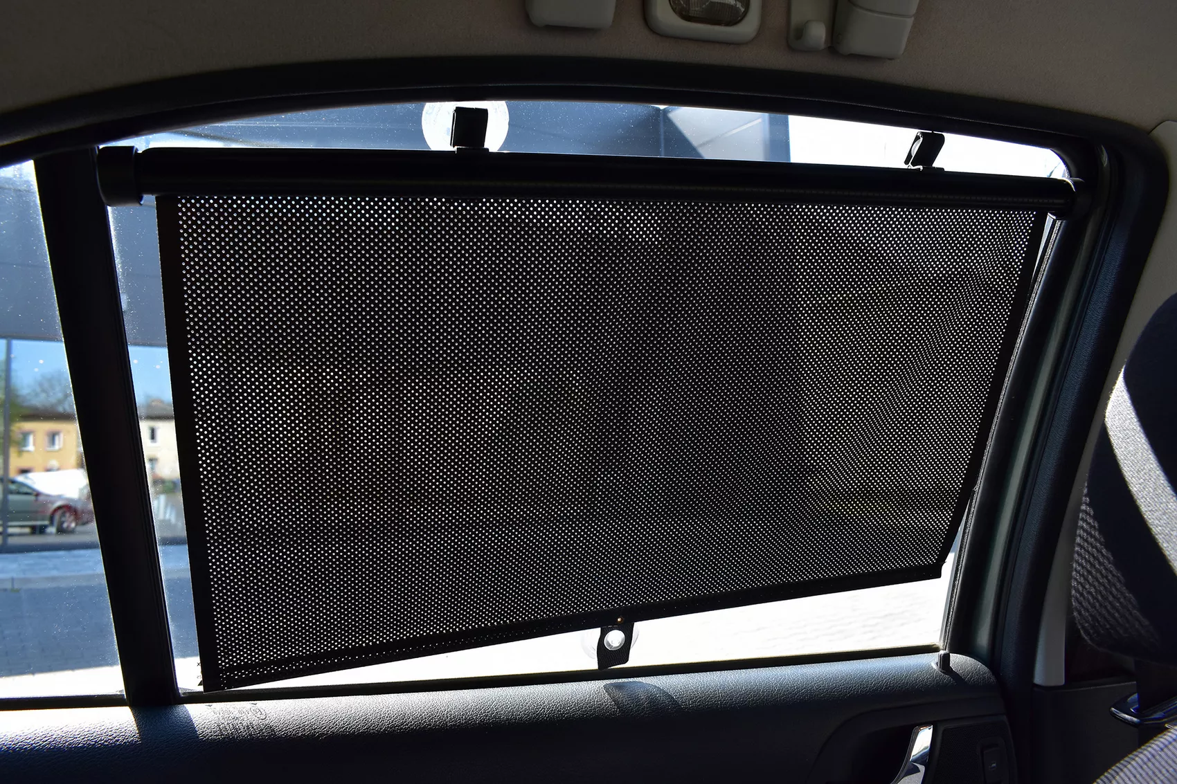 Rolety przeciwsłoneczne — zastosowanie na oknie