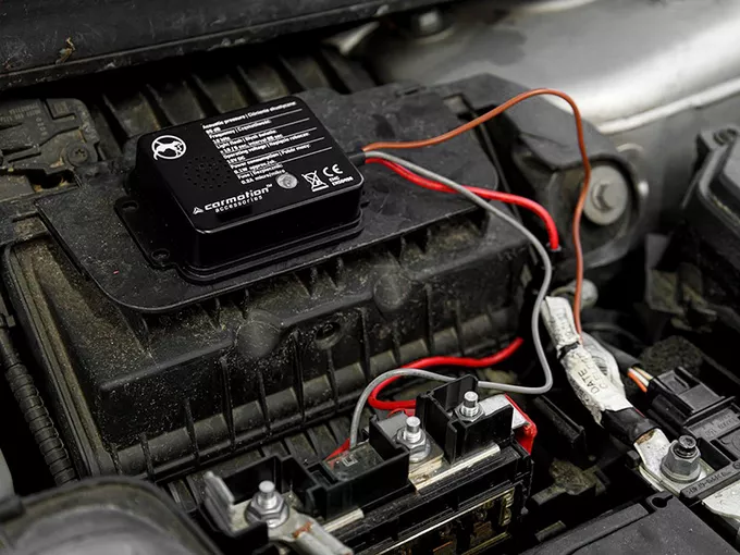 Montaż odstraszacza pod maską samochodu