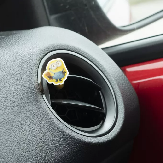 Minionki -  montaż w kratce nawiewu