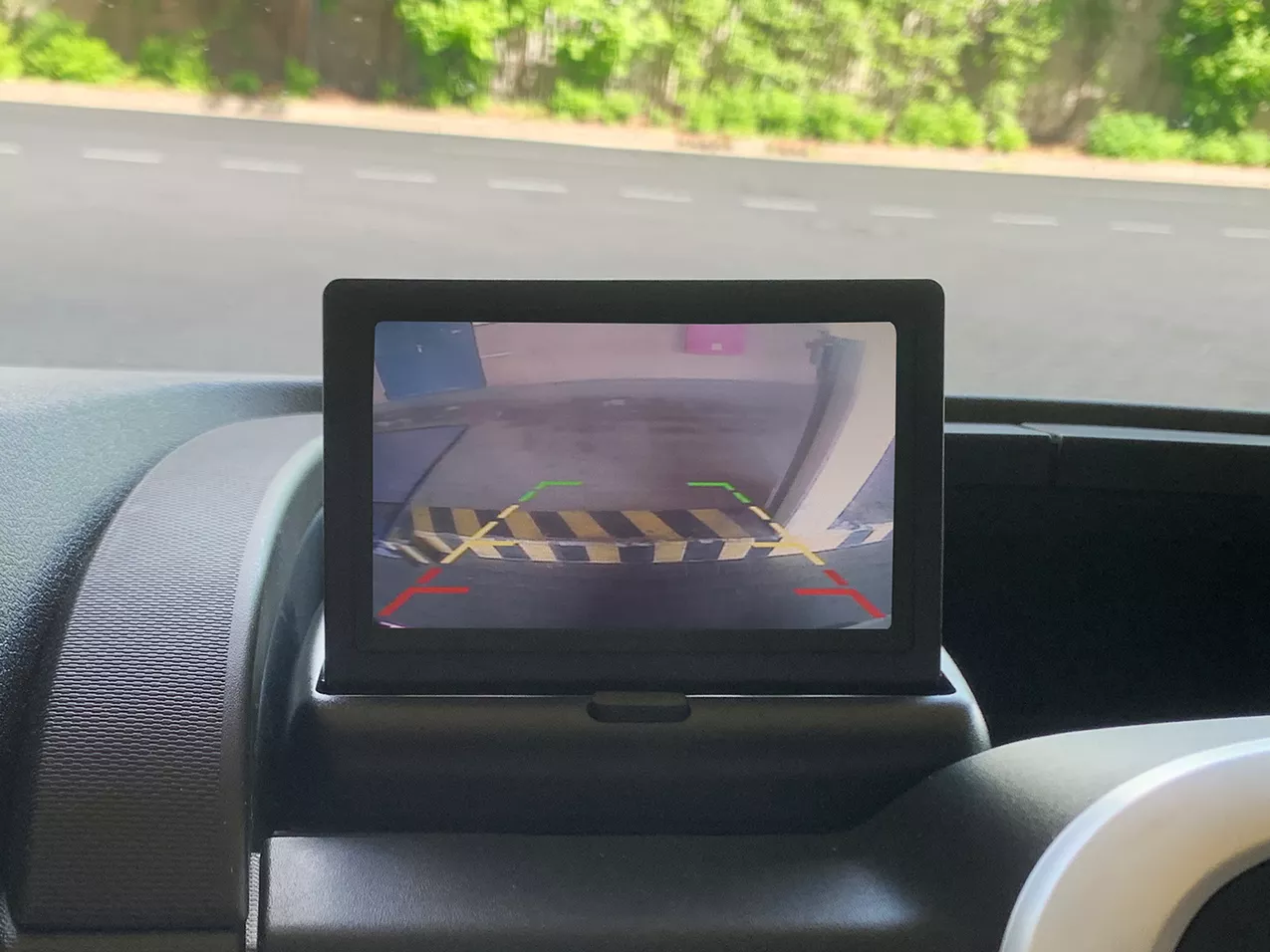 HOALTE flip-up LCD — montaż na desce rozdzielczej