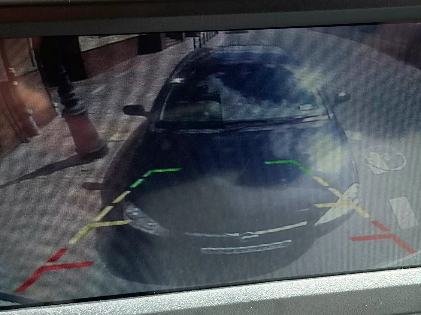 HOALTE flip-up LCD — działanie z kamerą cofania