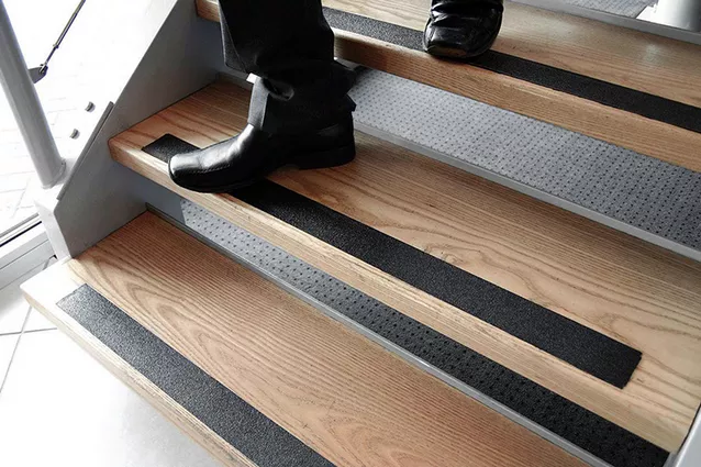 Taśma antypoślizgowa PEVA - wykorzystanie w budynkach i na zewnątrz