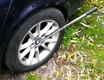 Teleskopowy klucz do kół - zastosowanie przy pojeździe