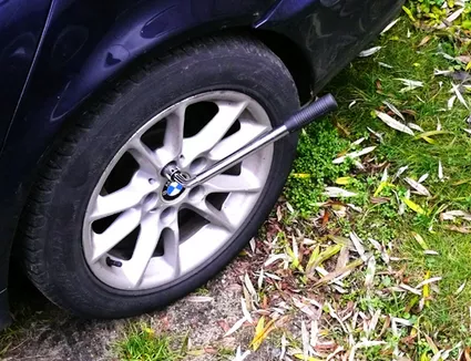 Teleskopowy klucz do kół - zastosowanie przy kole pojazdu